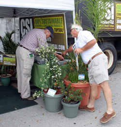 CSI Natural's Sales Rep, Allen Cloer, assisting a very interested local gardener.